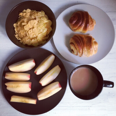 肉桂卷+玉米片+Apple+奶茶