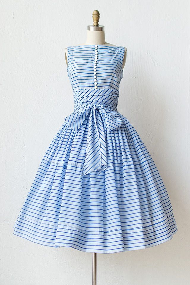 50年代的蓝色条纹蝴蝶结连衣裙