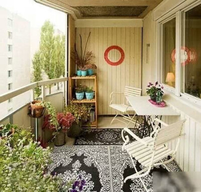 2.阳台改造成小花园 阳台改造成小花园是最常见的做法，毕竟家居中总的有个地方多布置一些绿色植物，既能美化家居，也能清新空气。在阳台中多摆放一些植物，放上舒适的坐垫与小茶几，一个充满生机的小空间就出来了，…