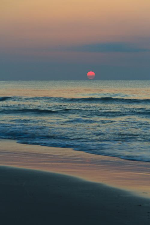 雄伟的大海 吞下夕阳