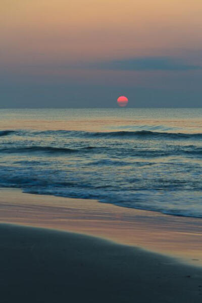 雄伟的大海 吞下夕阳