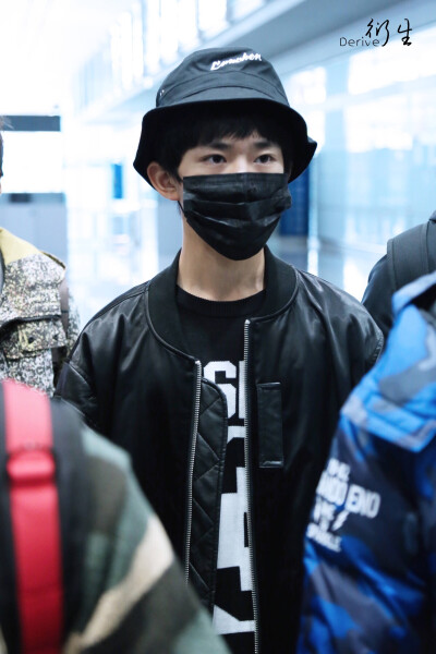 TFBOYS易烊千玺 151117 北京赴金浦 高清 cr.logo 机场图