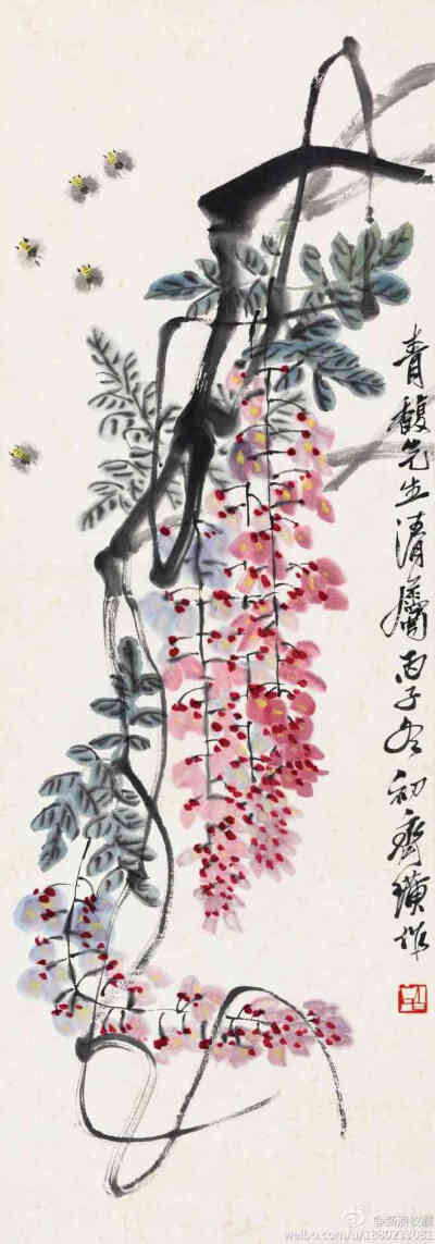 《齐白石 紫藤蜜蜂》高清赏析：此件《紫藤蜜蜂》作於1936年，画中枝干用焦墨出笔，用笔拙重，墨色沉郁，紊而不乱，而後以清秀飘逸的手法写出细藤，与藤花的轻盈秀美形成强烈对比。花朵则施以鲜明透亮的嫩色，用没骨…