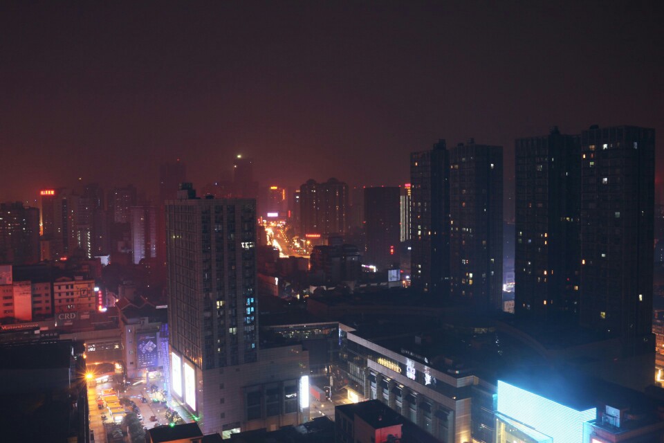 晚上一两点还没回家，看到的夜景其实并不重要，和他们在一起才更重要