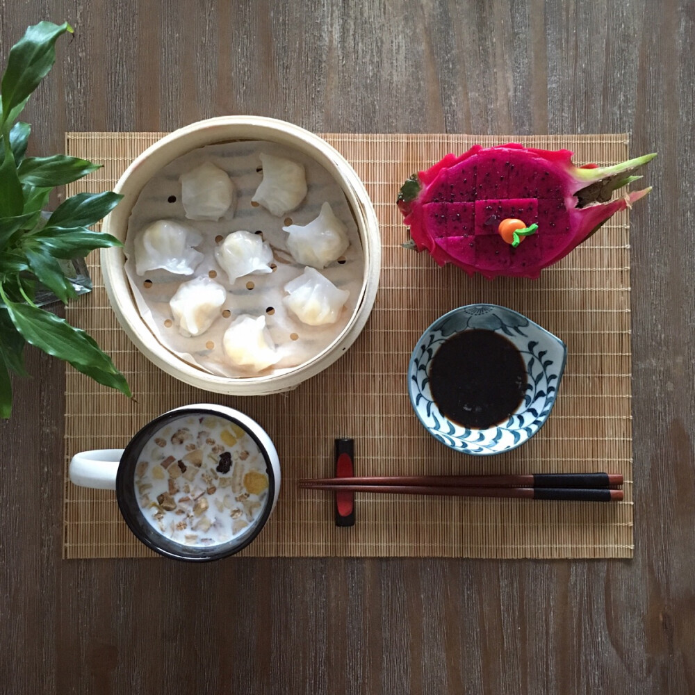 2015.11.17早餐记录:牛奶混合麦片，虾饺，火龙果