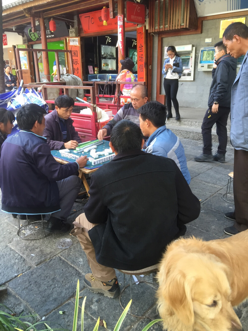 大理古城里打麻将的人们