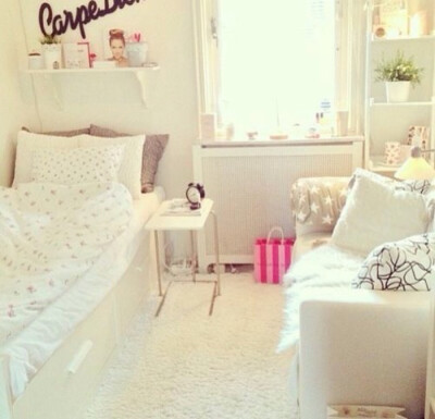 白色纯净的卧室