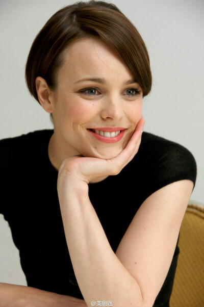 今天还是女演员 瑞秋·麦克亚当斯 Rachel McAdams 的37生日！1978年11月17日出生于加拿大，她曾经练过花样滑冰，在麦当劳打过工。在《贱女孩》里饰演校花，之后的《恋恋笔记本》让她大热，还出演过《时间旅行者的妻子…