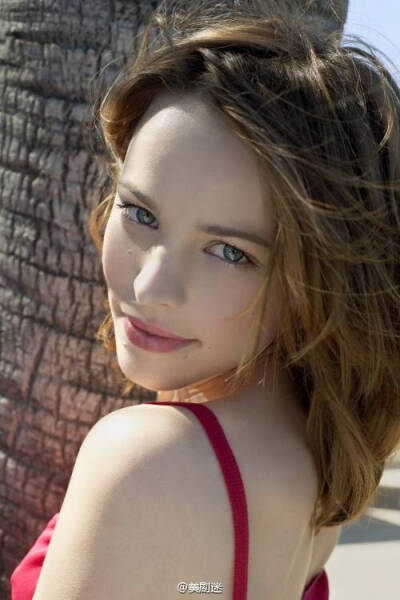 今天还是女演员 瑞秋·麦克亚当斯 Rachel McAdams 的37生日！1978年11月17日出生于加拿大，她曾经练过花样滑冰，在麦当劳打过工。在《贱女孩》里饰演校花，之后的《恋恋笔记本》让她大热，还出演过《时间旅行者的妻子…