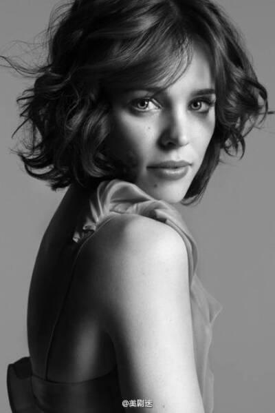 今天还是女演员 瑞秋·麦克亚当斯 Rachel McAdams 的37生日！1978年11月17日出生于加拿大，她曾经练过花样滑冰，在麦当劳打过工。在《贱女孩》里饰演校花，之后的《恋恋笔记本》让她大热，还出演过《时间旅行者的妻子…