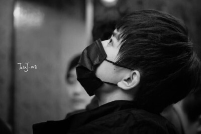 易 烊 千 玺 151118韩国拍摄 crlogo