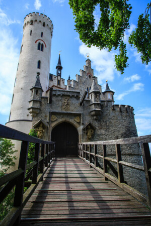 Lichtenstein Castle, Baden-Wurttemburg, Germany (by Omar Chatriwala)。利希滕斯坦城堡坐落于德国巴登-符腾堡州罗伊特林根县，位于施瓦本山西北埃哈茨河谷的陡壁上，初建于1200年，之后两次遭到毁坏，重建于19世纪。利希滕斯坦城堡为浪漫的新哥特式建筑，是莱茵沿岸历史最悠久的古堡之一，也是世界上最危险的建筑之一，因为其所在的陡壁海拔约817米，城堡就像是位于山巅的云层中。