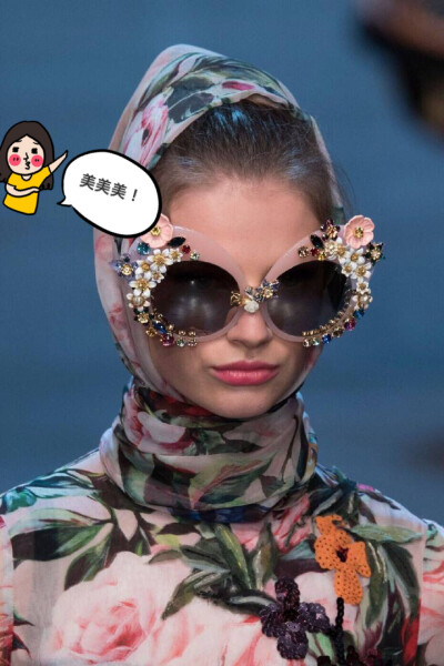 Dolce &amp;amp; Gabbana（杜嘉班纳）于米兰时装周发布2016春夏系列。本季设计师从一名在意大利的游客角度出发，将意大利的名胜古迹、绘画雕塑绘制成明信片印在衣服上，依然延续品牌一贯的西西里风情。