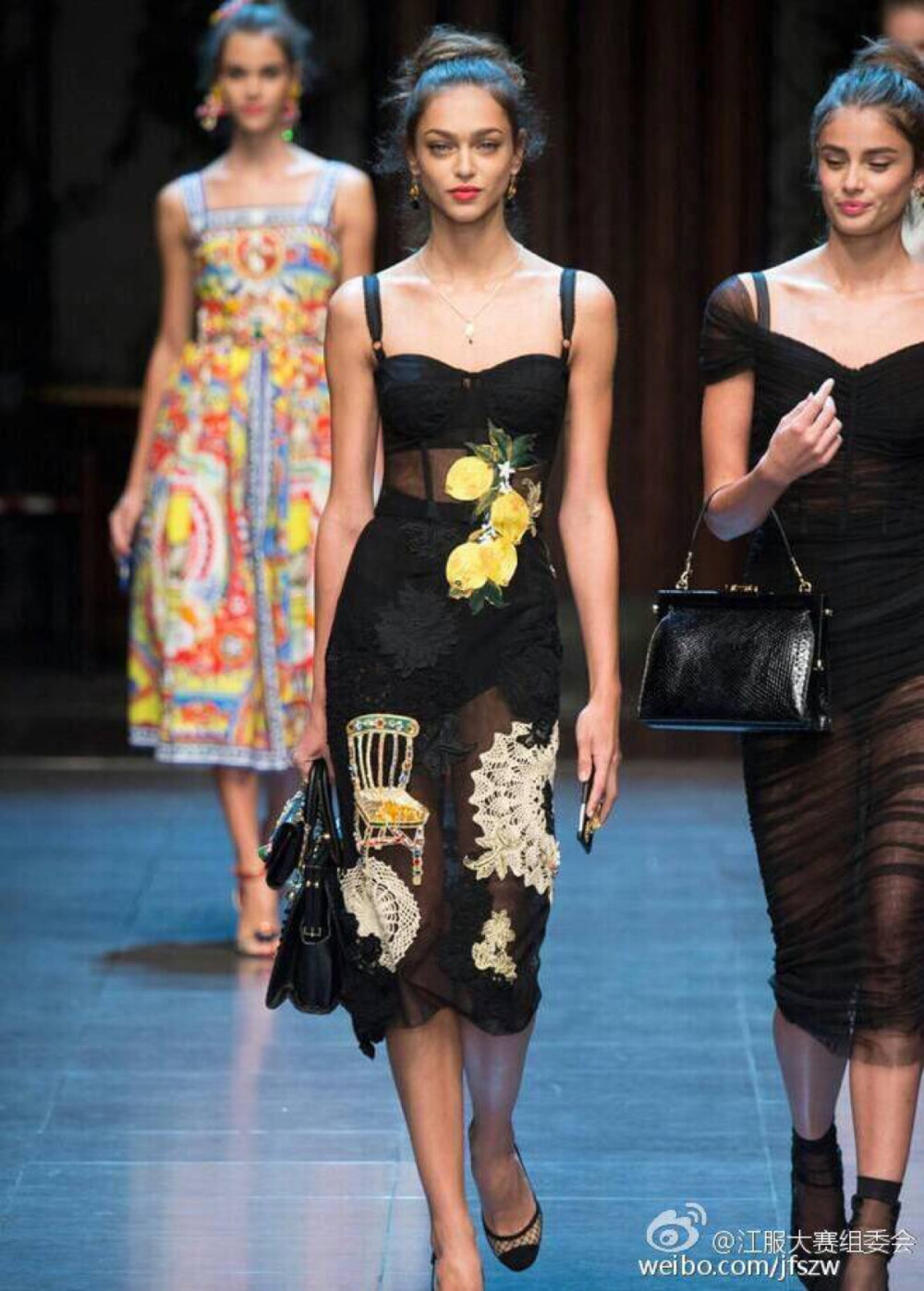 Dolce &amp;amp; Gabbana（杜嘉班纳）于米兰时装周发布2016春夏系列。本季设计师从一名在意大利的游客角度出发，将意大利的名胜古迹、绘画雕塑绘制成明信片印在衣服上，依然延续品牌一贯的西西里风情。