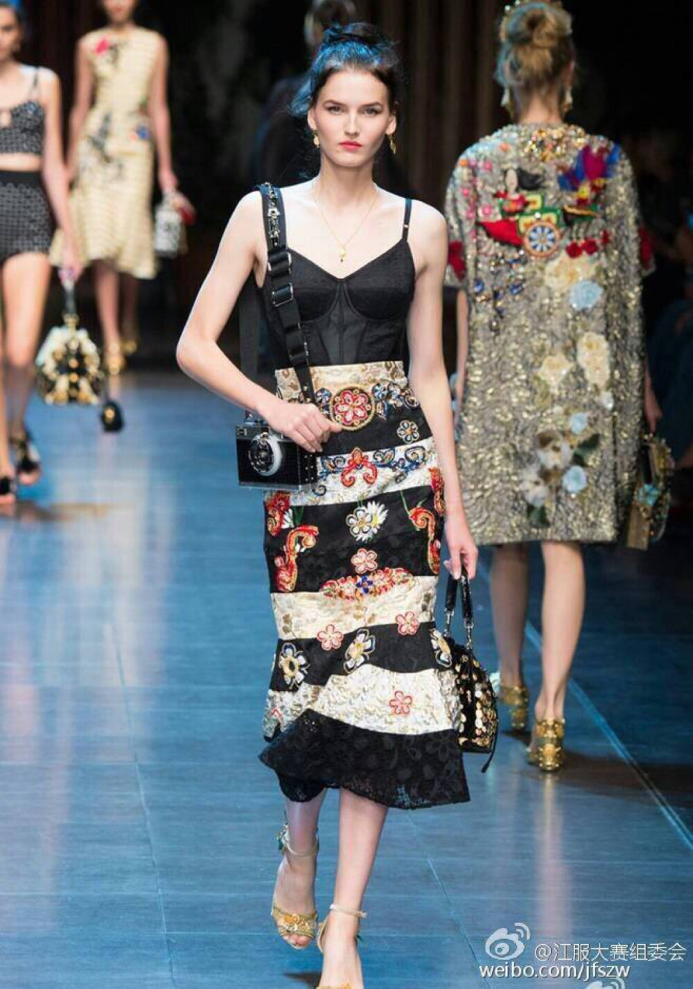 Dolce &amp;amp; Gabbana（杜嘉班纳）于米兰时装周发布2016春夏系列。本季设计师从一名在意大利的游客角度出发，将意大利的名胜古迹、绘画雕塑绘制成明信片印在衣服上，依然延续品牌一贯的西西里风情。