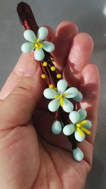 妈妈说，你带孩子，有时间就好好睡会，做这干嘛。我说，我喜欢，真的喜欢。。。 手作是我生活不可或缺的一部分，即使刚有宝宝，手忙脚乱的现在，也许两三天也做不好一件作品，摸一摸，碰一碰，将脑中的美好渐渐的呈现出来，这已是最高的满足，所以一点点的，一点点的坚持着。。