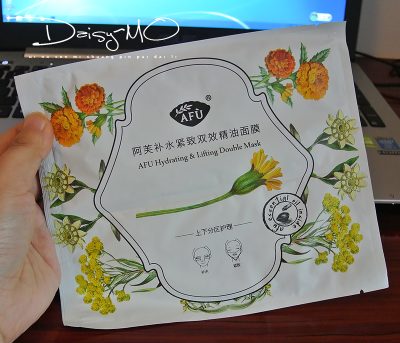 #面子保湿工程#阿芙家的精油面膜，刚出新品的时候就败了，很喜欢上下分开的面膜。他们家这个面膜上下两片的材料是有点不一样的，补水效果还是不错的。