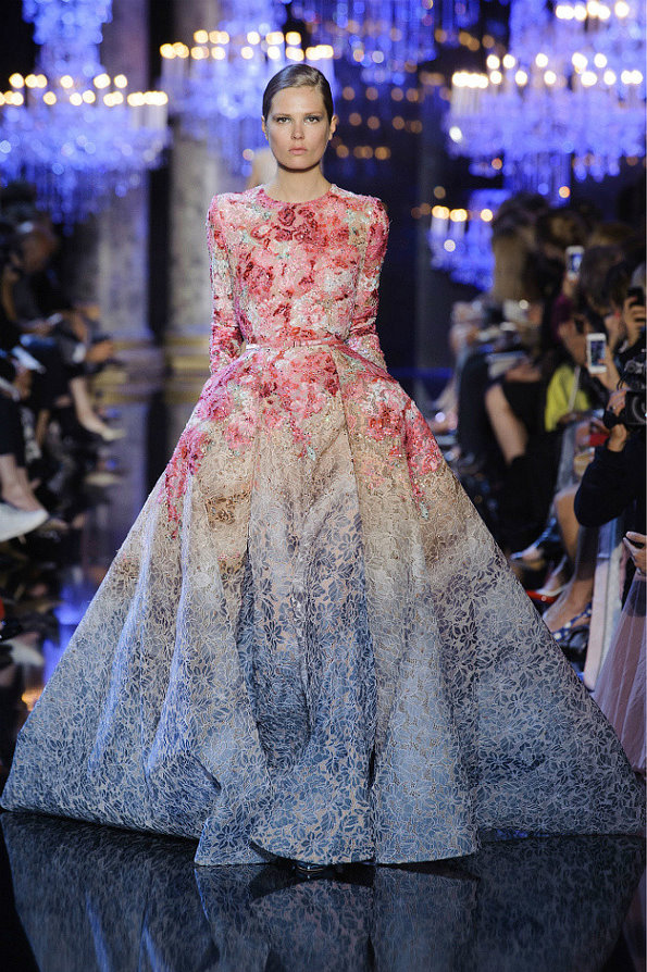 【ELIE SAAB 2014秋冬高订婚纱礼服 流光异彩的梦境】Elie Saab精心妆点的面料细致华丽，呈现高级订制时装非凡的手工艺术。珍珠在丝绸上组成富印象派风格的位图案，而精细的珠片将晚装化作笔触细腻的艺术精品，反映品牌一贯无与伦比的工艺水平。象牙色轻纱虚掩瑰丽的刺绣，颂扬高级订制时装的细致美感。