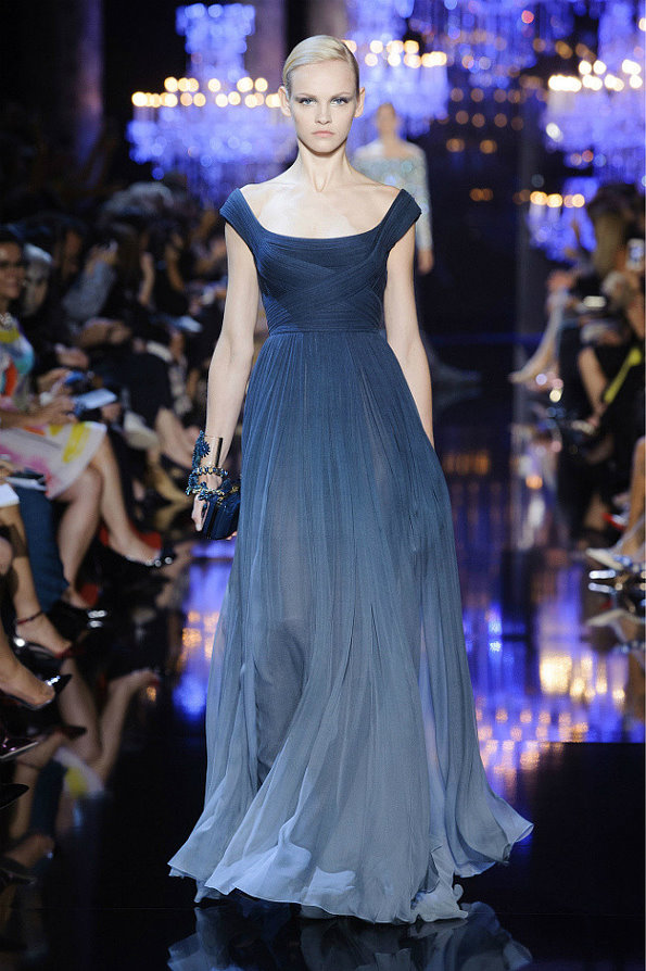 【ELIE SAAB 2014秋冬高订婚纱礼服 流光异彩的梦境】Elie Saab精心妆点的面料细致华丽，呈现高级订制时装非凡的手工艺术。珍珠在丝绸上组成富印象派风格的位图案，而精细的珠片将晚装化作笔触细腻的艺术精品，反映品牌一贯无与伦比的工艺水平。象牙色轻纱虚掩瑰丽的刺绣，颂扬高级订制时装的细致美感。