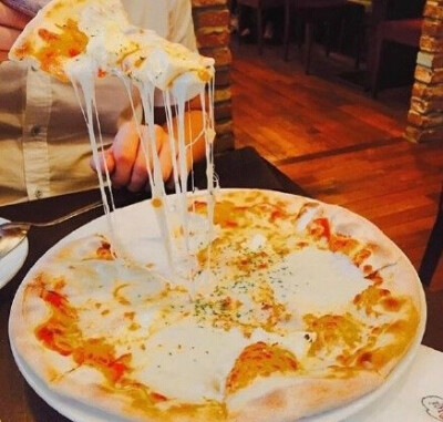 韩国的厚底pizza的芝士拉丝