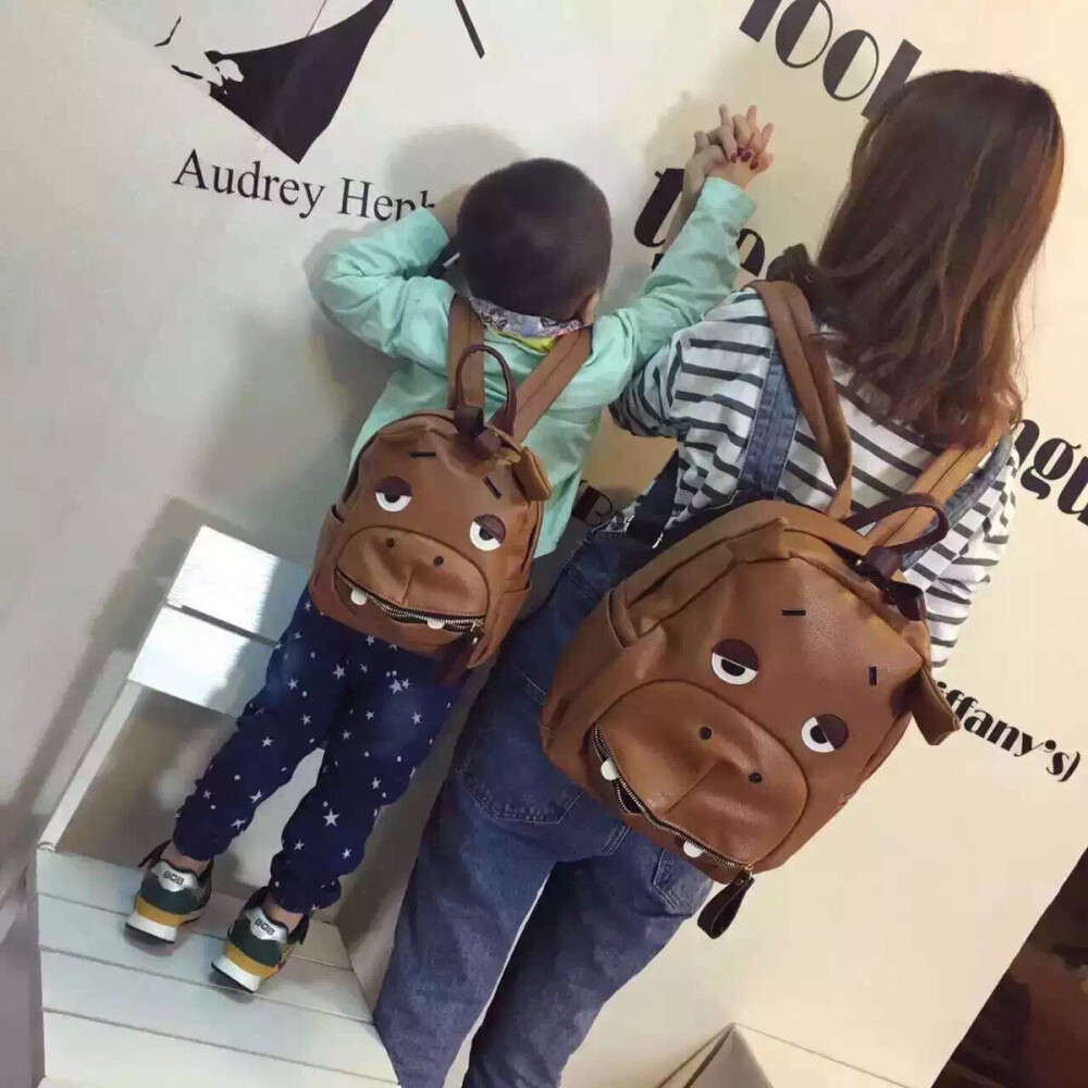 一款河马亲子包困困的河马先生也太呆萌了吧皮质做工绝对是一流的大号款号5603.¥203，尺寸26.33.13.小号款号5604.¥193，尺寸17.22.11.现货。560133123678