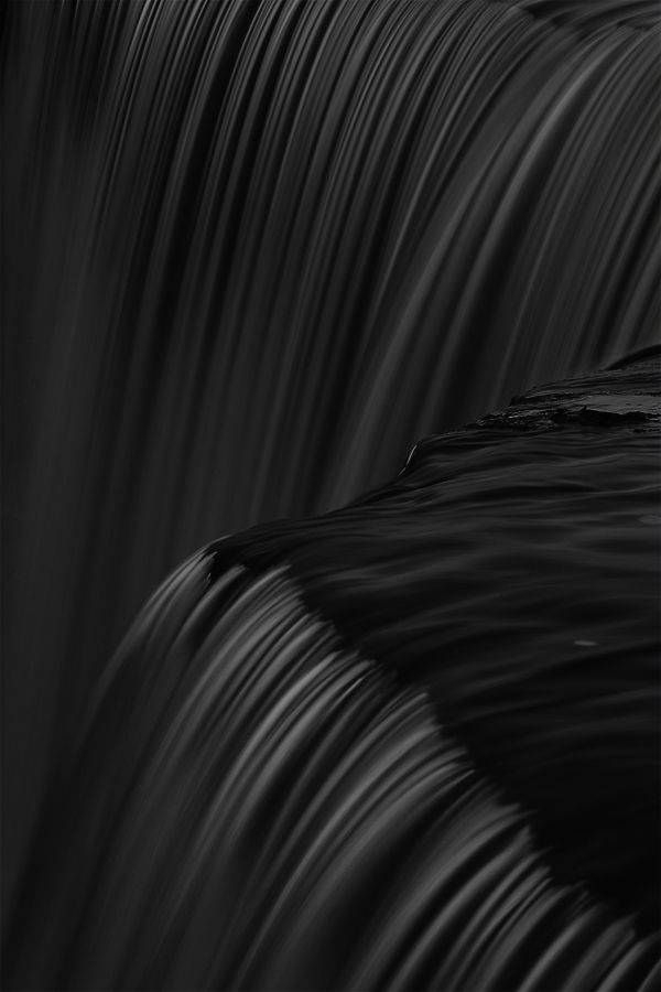 年轻的时候，连多愁善感都要渲染的惊天动地。长大后却学会，越痛，越不动声色。越苦，越保持沉默。成长就是将你的哭声调成静音模式。