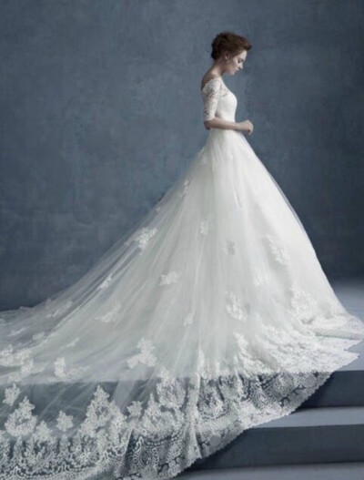 SHINE MODA 高级婚纱定制 除了注重精致的手工缝制，保留婚纱传统之美的同时融入了更多时尚化的设计元素。