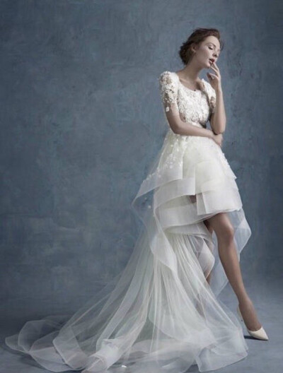 SHINE MODA 高级婚纱定制 除了注重精致的手工缝制，保留婚纱传统之美的同时融入了更多时尚化的设计元素。