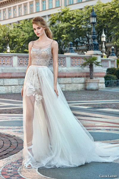 【Gala by Galia Lahav】释出最新2016秋冬婚纱系列LookBook，虽然不是品牌的主线，但依旧延续了品牌的精致奢华美学，新季系列提供了各式梦幻礼服，为新娘营造浪漫世界。