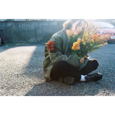 捧花坐地歪头女生头像