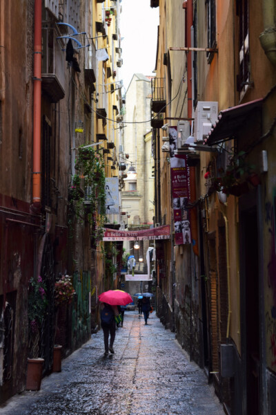 Naples, Italy(by nschouterden)。意大利那不勒斯(意大利语：Napoli；那不勒斯语：Nàpule；英语：Naples)是意大利南部的第一大城市，坎帕尼亚大区以及那不勒斯省的首府，是意大利人口最稠密的地方。那不勒斯位于那不…