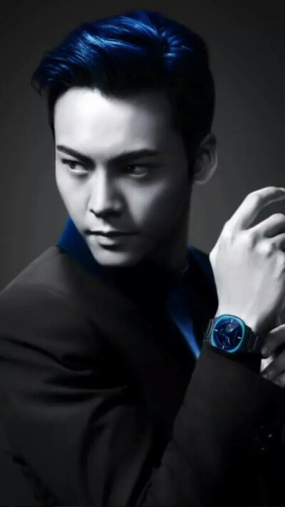 中文名：陈伟霆 外文名：William Chan 别名：靓仔霆，等（Waiting） 国籍：中国 星座：天蝎座 血型：A型 身高：183cm 出生地：香港 出生日期：1985年11月21日 职业：演员、歌手 毕业院校：圣若瑟书院