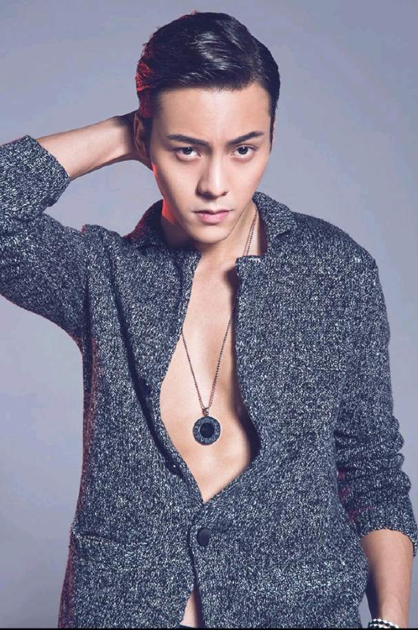 中文名：陈伟霆 外文名：William Chan 别名：靓仔霆，等（Waiting） 国籍：中国 星座：天蝎座 血型：A型 身高：183cm 出生地：香港 出生日期：1985年11月21日 职业：演员、歌手 毕业院校：圣若瑟书院