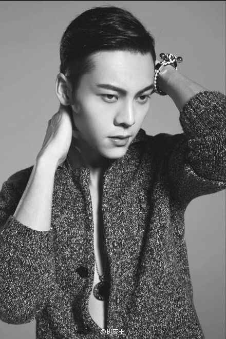 中文名：陈伟霆 外文名：William Chan 别名：靓仔霆，等（Waiting） 国籍：中国 星座：天蝎座 血型：A型 身高：183cm 出生地：香港 出生日期：1985年11月21日 职业：演员、歌手 毕业院校：圣若瑟书院