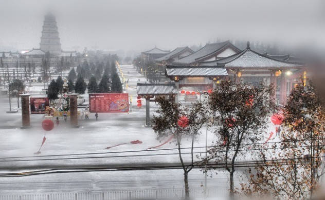 【美丽中国】西安下雪了，正是喜庆的中国年，有种古老的历史与现代的欢乐交融之感。(微博@古风卷 图片)