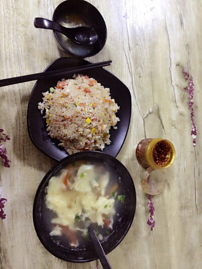 扬州炒饭配番茄鸡蛋汤