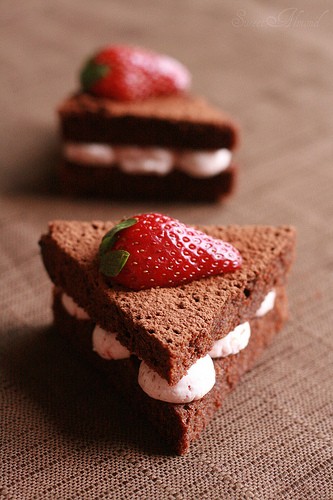 草莓巧克力奶油蛋糕。