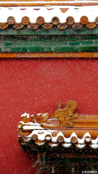  紫禁城【乙未•小雪•赏大雪】“片片互玲珑，飞扬玉漏终。乍微全满地，渐密更无风。集物圆方别，连云远近同。作膏凝瘠土，呈瑞下深宫。气射重衣透，花窥小隙通。飘秦增旧岭，发汉揽长空。迥冒巢松鹤，孤鸣穴岛虫。…