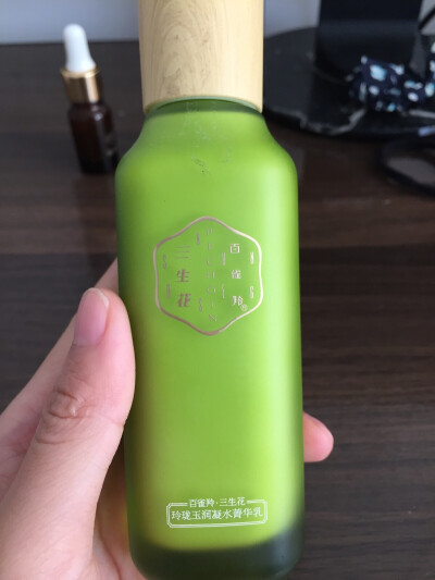 是国内很出名的牌子，乳霜很香，对我混合偏油的来说还是不适合干爽，但对干肤来说又不够补水，又是被销售员突悠买的