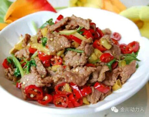 【小炒牛肉】   1． 牛肉切片放料酒，胡椒粉，盐，淀粉，少许食用油抓匀腌制15分钟； 2．青红椒切块，葱切段，黄米椒切粒，泡姜切片，姜蒜切米； 3．锅热油后将牛肉放入快速 滑变色盛出； 4．锅放油爆香姜蒜，放米椒和泡姜爆香，放青红椒，调盐翻炒； 5．倒入牛肉翻炒，调生抽，鸡粉，葱段炒匀即可。