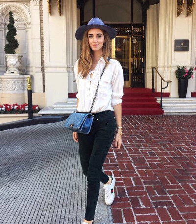 chiara ferragni 一身牛仔风 欧美街拍 博主 香奈儿新款牛仔包 与帽子呼应 衬衫前的镂空 很精致 为造型增亮不少