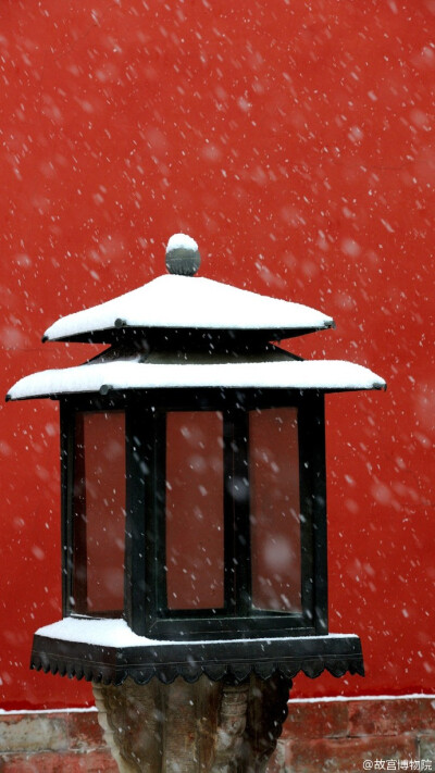  紫禁城【乙未•小雪•赏大雪】“片片互玲珑，飞扬玉漏终。乍微全满地，渐密更无风。集物圆方别，连云远近同。作膏凝瘠土，呈瑞下深宫。气射重衣透，花窥小隙通。飘秦增旧岭，发汉揽长空。迥冒巢松鹤，孤鸣穴岛虫。…