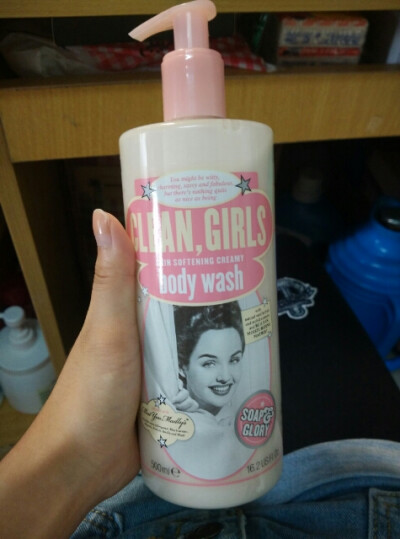 【Soap&amp;amp;Glory】先入了他家的身体乳觉得还不错就继续入了沐浴乳，可能我对这种复古风格异常喜爱吧。使用感受还不错，洗完不会假滑，当然还是香味是最赞的啦。