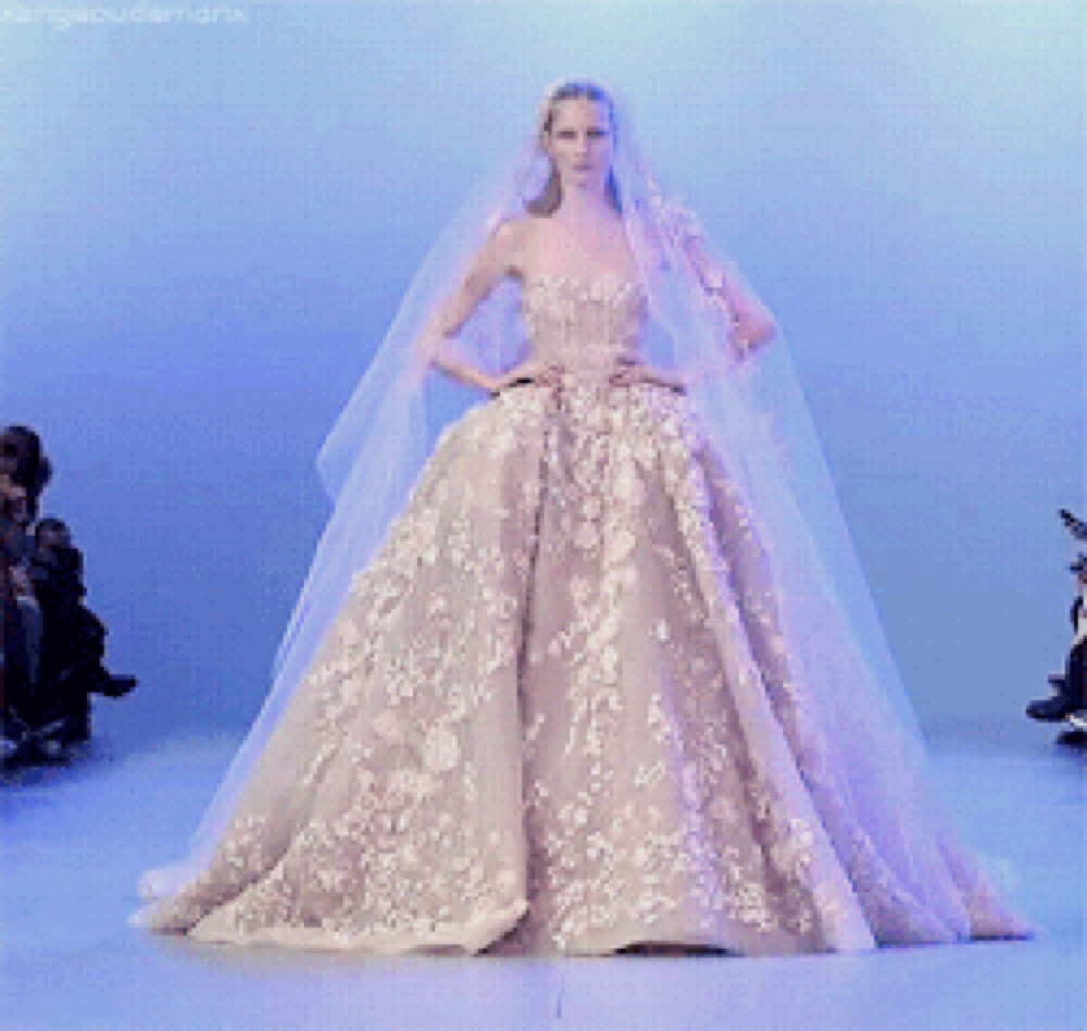 Elie Saab 历年秀场最后的压轴婚纱礼服，华丽丽的！！