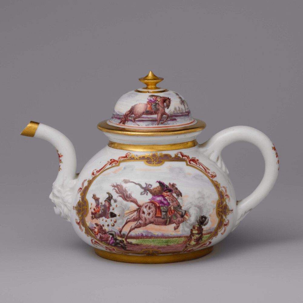 18世纪梅森（Meissen Manufactory）出品的茶壶。作为欧洲第一名瓷是全欧洲最早成立的陶瓷厂，也是全世界最佳的瓷器制造商，梅森展现了近300年来的欧洲艺术史，每件成品都是经过80多道工序用手工精心制作的。梅森瓷器始终是欧洲王室和明星追逐的对象，其价格贵如黄金。著名的茜茜公主当年就收藏了几千件