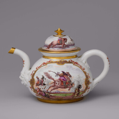 18世纪梅森（Meissen Manufactory）出品的茶壶。作为欧洲第一名瓷是全欧洲最早成立的陶瓷厂，也是全世界最佳的瓷器制造商，梅森展现了近300年来的欧洲艺术史，每件成品都是经过80多道工序用手工精心制作的。梅森瓷器…