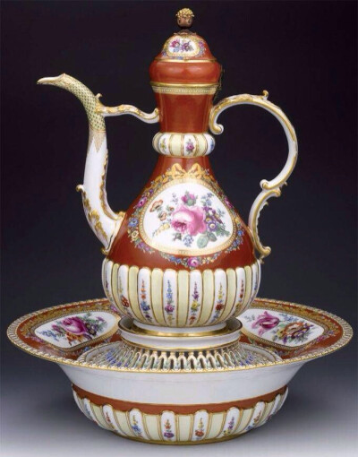 18世纪梅森（Meissen Manufactory）出品的茶壶。作为欧洲第一名瓷是全欧洲最早成立的陶瓷厂，也是全世界最佳的瓷器制造商，梅森展现了近300年来的欧洲艺术史，每件成品都是经过80多道工序用手工精心制作的。梅森瓷器…