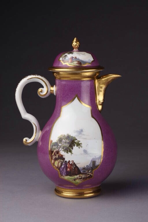 18世纪梅森（Meissen Manufactory）出品的茶壶。作为欧洲第一名瓷是全欧洲最早成立的陶瓷厂，也是全世界最佳的瓷器制造商，梅森展现了近300年来的欧洲艺术史，每件成品都是经过80多道工序用手工精心制作的。梅森瓷器始终是欧洲王室和明星追逐的对象，其价格贵如黄金。著名的茜茜公主当年就收藏了几千件