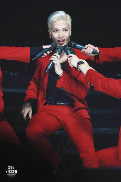 GOT7是韩国JYPEntertainment于2014年推出的男子组合，七名成员包括林在范（JB.）、朴珍荣（Jr.）、段宜恩（Mark）、王嘉尔（Jackson）、崔荣宰（YoungJae）、BamBam、金宥谦（YuGyeom）