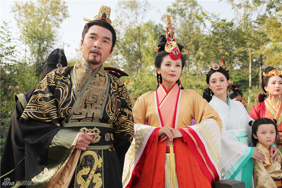  新浪娱乐讯 《芈月传》曝群星版终极海报，全明星阵容震撼亮相，数十位主演重装登场，磅礴气势扑面而来，千百年前那段波澜诡谲、群雄争霸的恢弘史诗画卷即将徐徐开启。